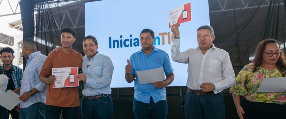 Foto del ministro TIC Mauricio Lizcano en presentación de Inicia con TIC