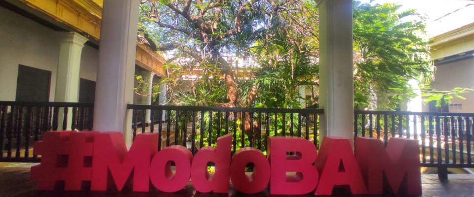 Foto de un aviso en la entrada del evento que dice #ModoBAM Foto de un aviso en la entrada del evento que dice #ModoBAM