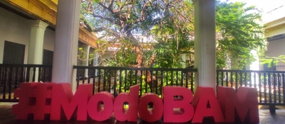 Foto de un aviso en la entrada del evento que dice #ModoBAM