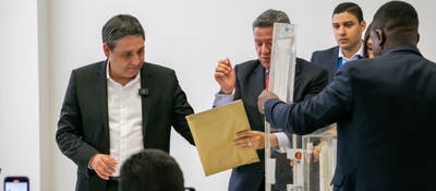 Foto del Ministro TIC Mauricio Lizcano revisando las solicitudes de los cuatro operadores interesados en participar para la subasta del 5G