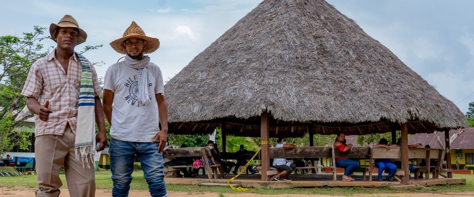 Foto de dos hombres junto a un quiosco