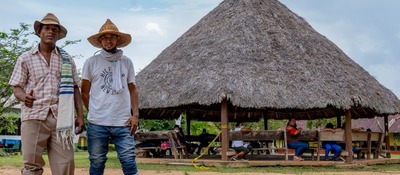 Foto de dos hombres junto a un quiosco