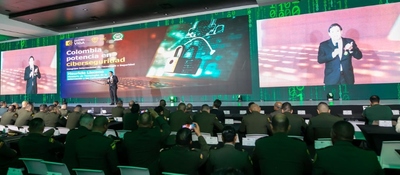 Foto del Ministro TIC Mauricio Lizcano dando una charla para "Colombia potencia en ciberseguridad"