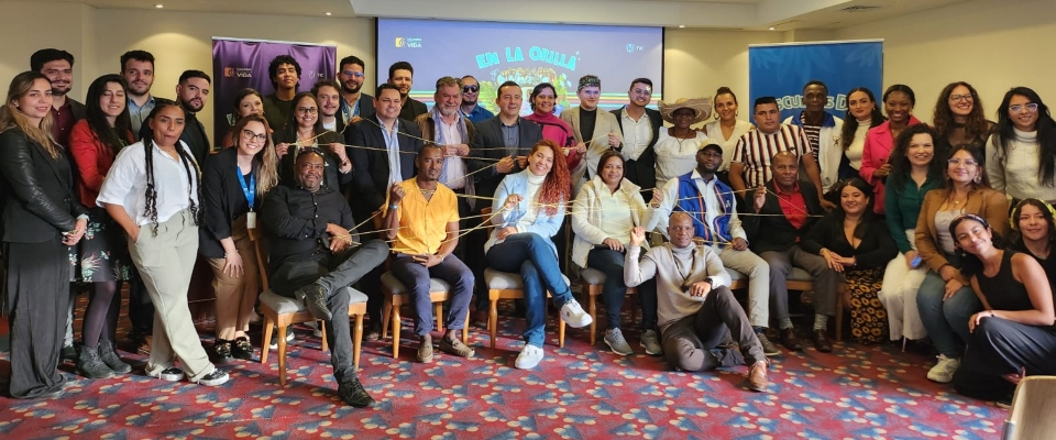 Foto de la reunión entre representantes y periodistas de medios comunitarios de municipios de ocho departamentos de las costas Pacífica y Caribe