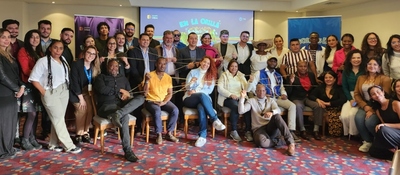 Foto de la reunión entre representantes y periodistas de medios comunitarios de municipios de ocho departamentos de las costas Pacífica y Caribe