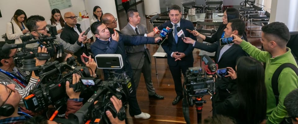 Foto del Ministro TIC Mauricio Lizcano siendo entrevistado