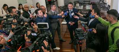 Foto del Ministro TIC Mauricio Lizcano siendo entrevistado