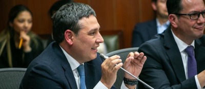 Foto del Ministro TIC Mauricio Lizcano ante un micrófono