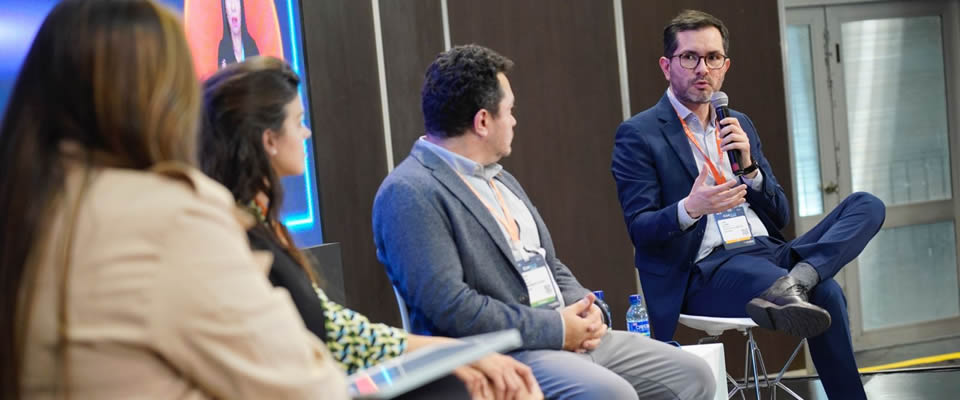 Foto de los exponentes hablando en el inicio de Colombia 4.0