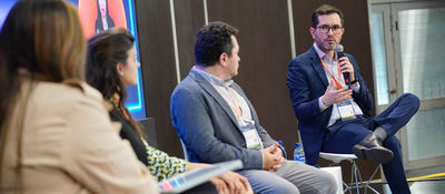 Foto de los exponentes hablando en el inicio de Colombia 4.0