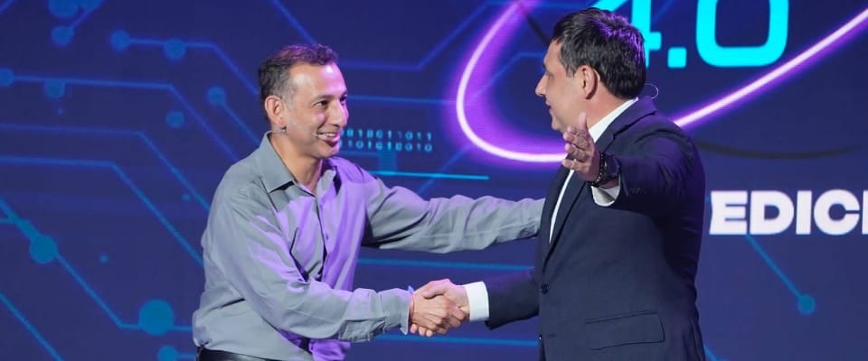 Foto de ministro TIC, Mauricio Lizcano con Dhiraj Mukherjee, cofundador de Shazam Foto de ministro TIC, Mauricio Lizcano con Dhiraj Mukherjee, cofundador de Shazam