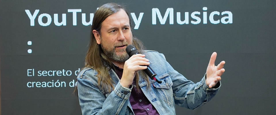 Foto de Fred Masherino dando una charla Foto de Fred Masherino dando una charla