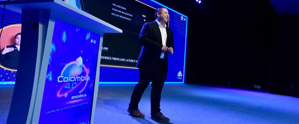 Foto del director de Starlink, Nick Galeano dando una charla Foto del director de Starlink, Nick Galeano dando una charla