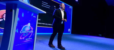 Foto del director de Starlink, Nick Galeano dando una charla