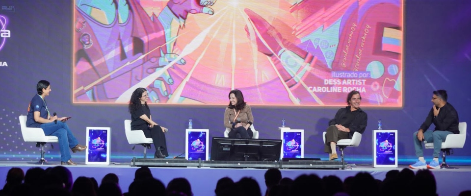 Foto del escenario principal de la charla Foto del escenario principal de la charla