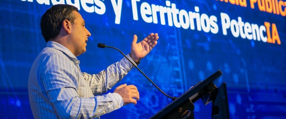 Fotografía del ministro Mauricio Lizcano en encuentro con gobernadores y alcaldes electos