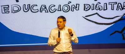 Foto del Ministro TIC Mauricio Lizcano dando una conferencia