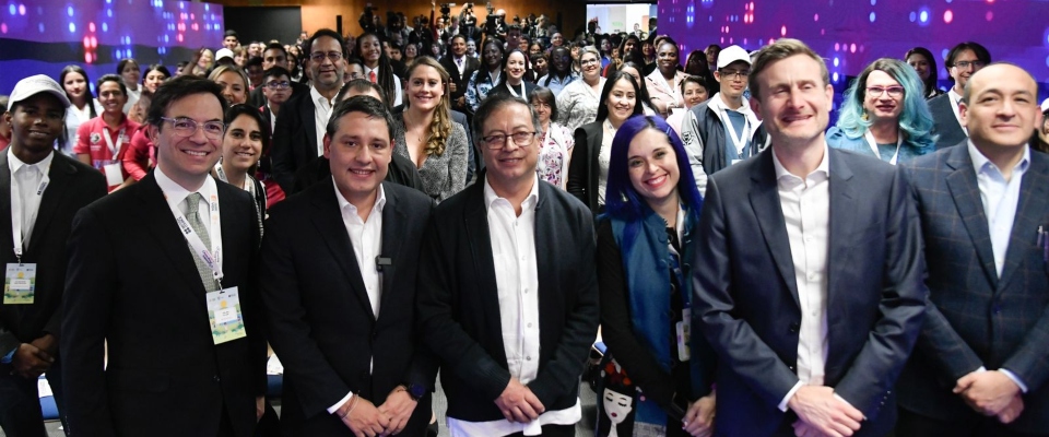 Foto del presidente Gustavo Petro y el Ministro TIC Mauricio Lizcano en el evento Foto del presidente Gustavo Petro y el Ministro TIC Mauricio Lizcano en el evento