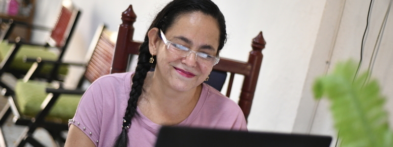 Foto de ciudadana observando un computador