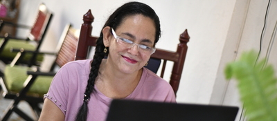 Foto de ciudadana observando un computador