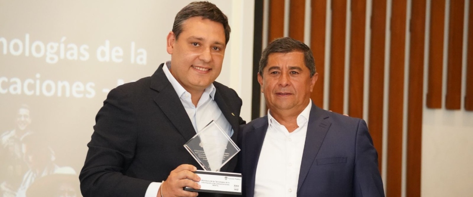 Foto del Ministro TIC Mauricio Lizcano recibiendo el Premio Nacional de Alta Gerencia