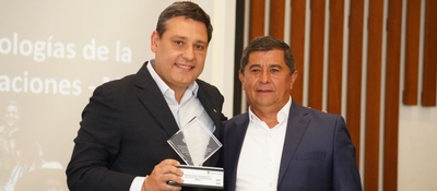 Foto del Ministro TIC Mauricio Lizcano recibiendo el Premio Nacional de Alta Gerencia