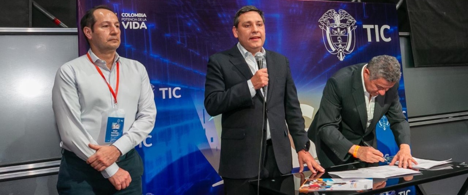 Foto del Ministro TIC Mauricio Lizcano presentando los resultados de la Subasta 5G