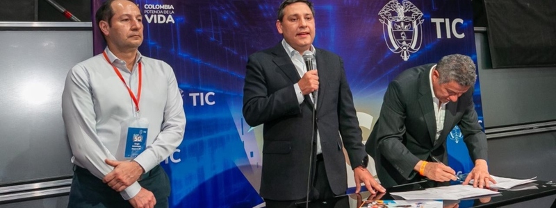 Foto del Ministro TIC Mauricio Lizcano presentando los resultados de la Subasta 5G