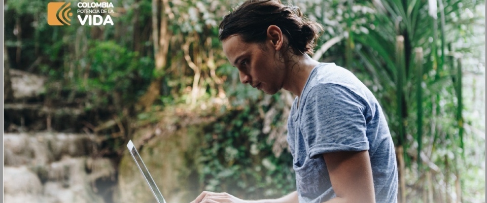 Foto de ciudadano usando un portatil