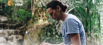 Foto de ciudadano usando un portatil