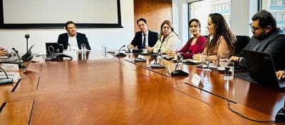 Foto de del Ministro TIC y asistentes a la reunión