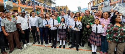 Foto de del Ministro TIC y jóvenes beneficiarios