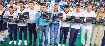 Foto de del Ministro TIC y beneficiarios