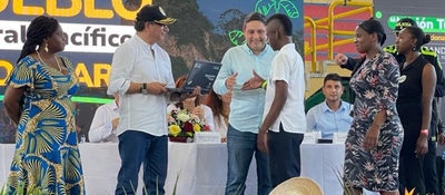 Foto de beneficiarios junto al ministro TIC