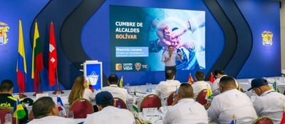 Foto del Ministro TIC en cumbre de alcaldes