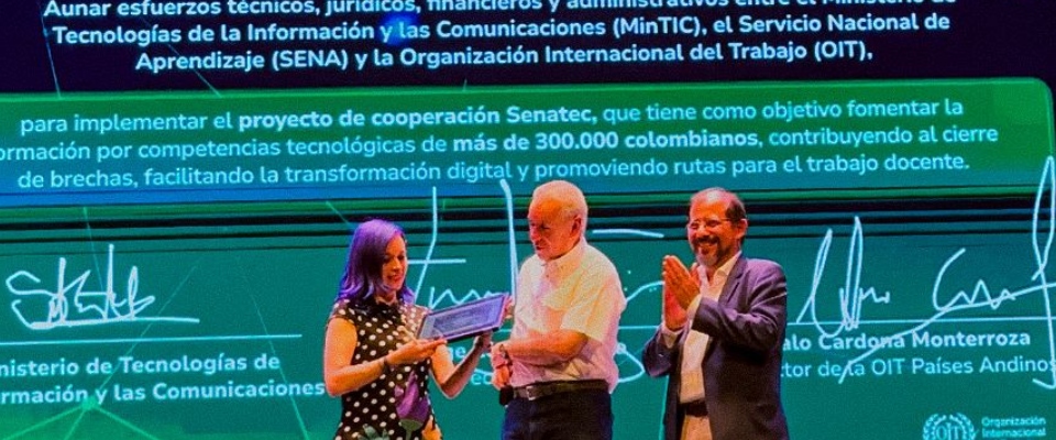 Foto de Viceministra en presentación