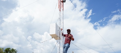 Foto de operador en antena de comunicaciones