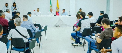 Foto del ministro TIC Mauricio Lizcano y asistentes