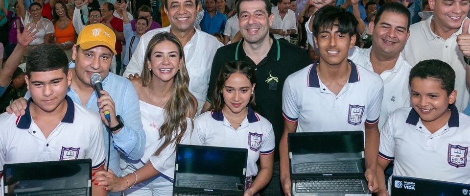 Foto del ministro TIC Mauricio Lizcano y beneficiarios