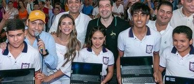 Foto del ministro TIC Mauricio Lizcano y beneficiarios