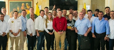 Foto del ministro TIC Mauricio Lizcano y asistentes