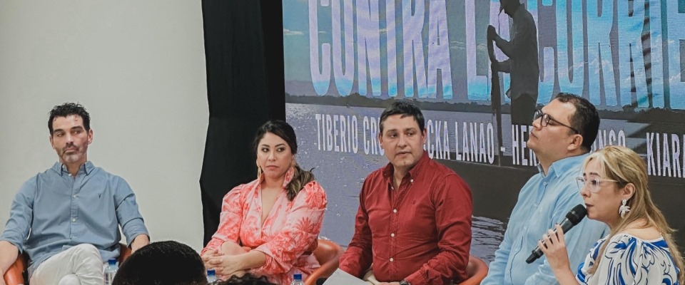 Foto del ministro TIC Mauricio Lizcano junto a exponentes de ‘Abre Cámara’ 2024