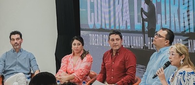 Foto del ministro TIC Mauricio Lizcano junto a exponentes de ‘Abre Cámara’ 2024