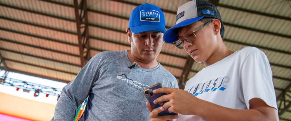 Foto de ciudadanos usando un teléfono móvil