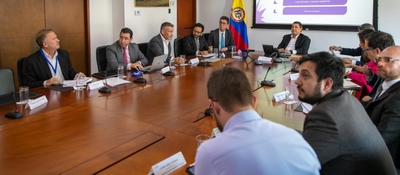 Foto del ministro TIC en reunión con WOM