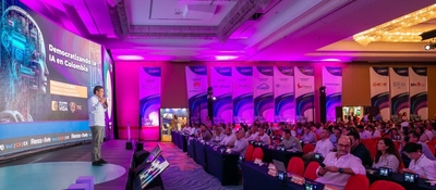 Foto del ministro TIC en exposición