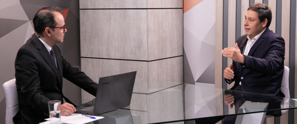 Foto del ministro TIC en conversación con presentador del evento