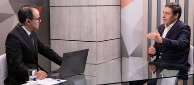 Foto del ministro TIC en conversación con presentador del evento