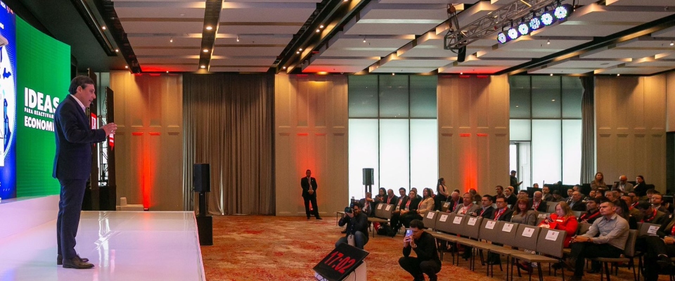 Foto del ministro TIC en el foro Foto del ministro TIC en el foro