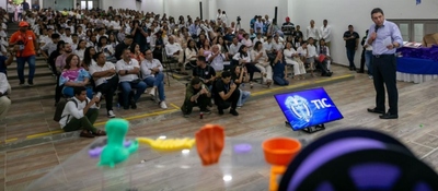 Foto del ministro TIC en evento